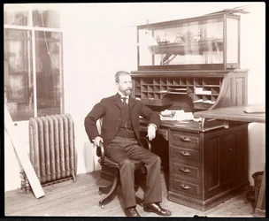 Ansicht eines Mannes an einem Schreibtisch, vermutlich Teil der Nicaragua-Kanal-Kommission, Nicaragua, 1902